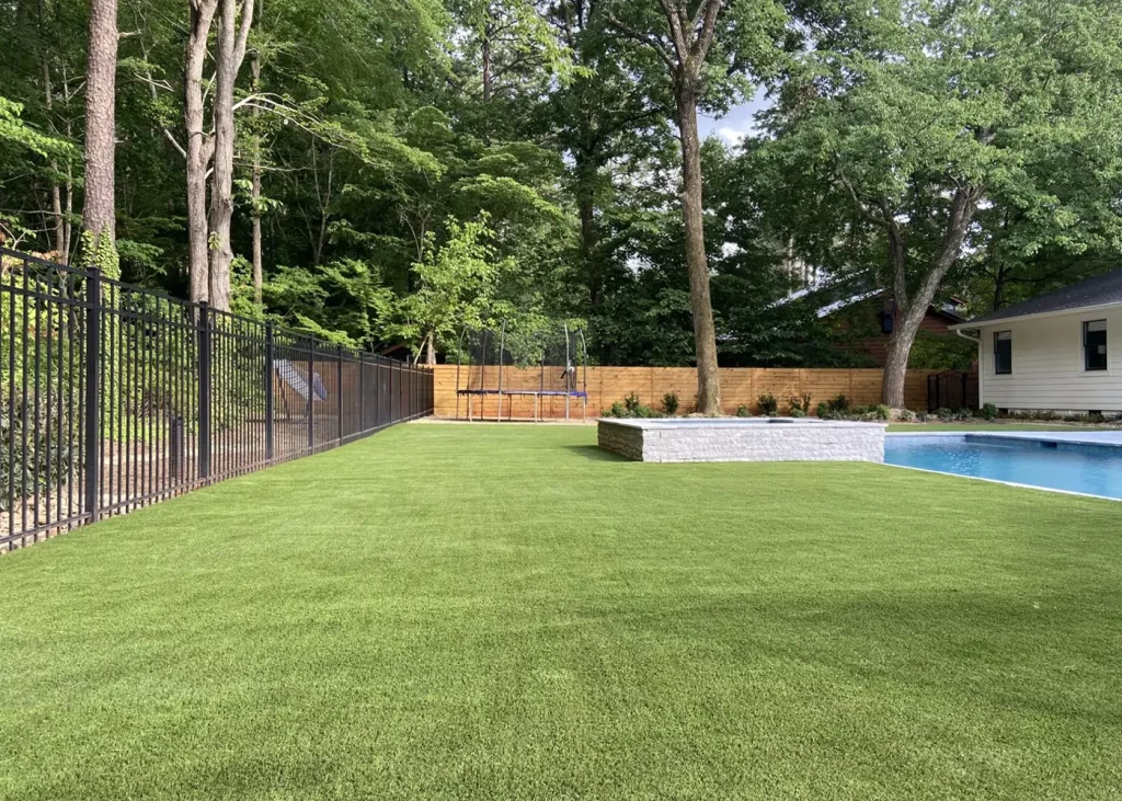 backyard-pool-area-artificial-grass-synlawn